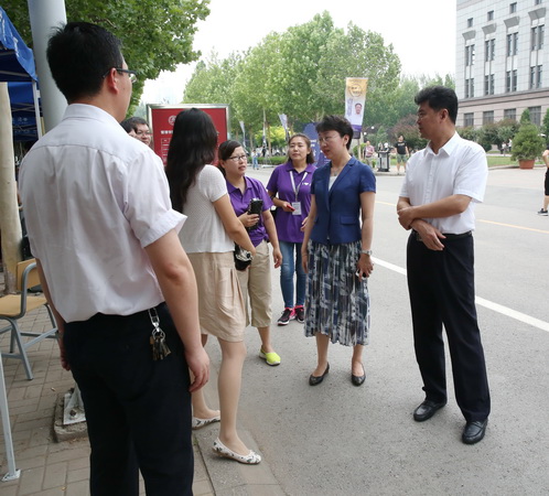 校党委书记史习红,校党委副书记,校长葛宝臻到现场指导工作